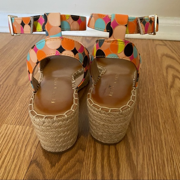 Kelly & Katie Sandal - Picture 6 of 8